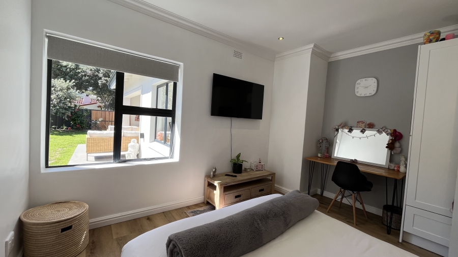 5 Bedroom Property for Sale in Clovelly Western Cape